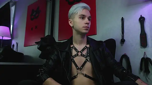 Joseph  Quinn online show from December 9, 11:36 am