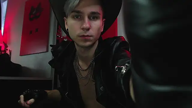 Joseph  Quinn online show from December 19, 8:34 am