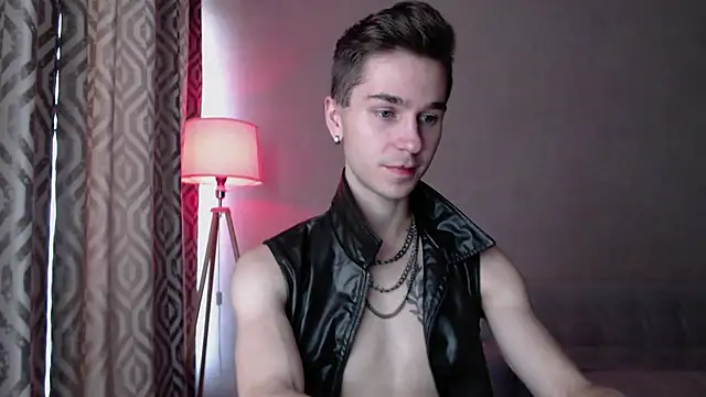 Joseph  Quinn online show from October 3, 8:22 am