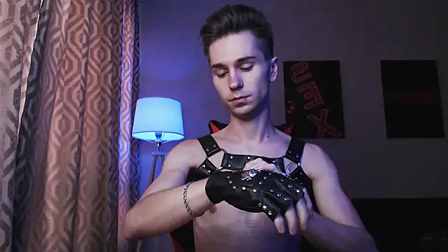 Joseph  Quinn online show from October 17, 4:04 am