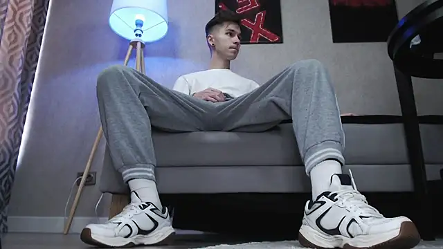 Joseph  Quinn online show from November 12, 5:19 am