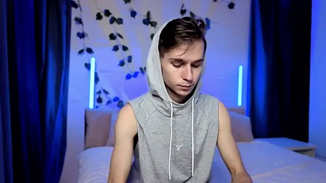 Joseph  Quinn online show from November 27, 4:09 pm