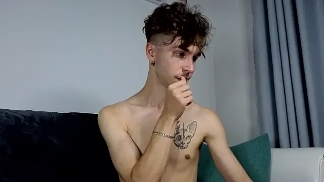 Joseph  Quinn online show from February 4, 1:39 pm