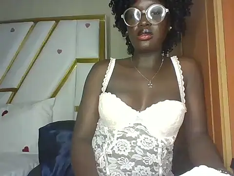 Snapshot of cutesmiling chatting on March 13, 5:33 am cutesmiling online show from March 13, 5:33 am