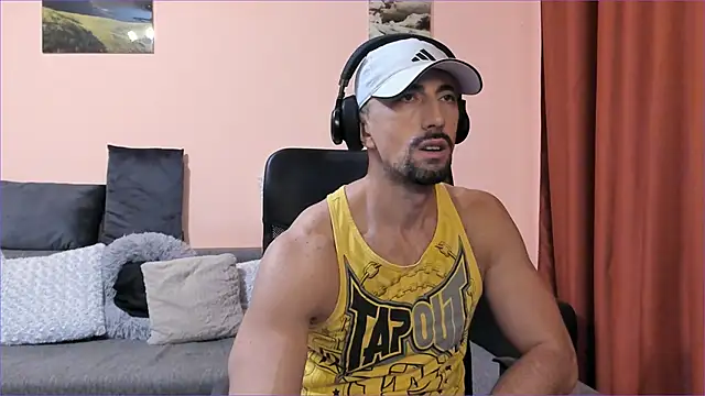 HotHunkTrainer online show from December 7, 12:45 pm