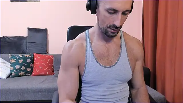 HotHunkTrainer online show from December 9, 5:08 pm