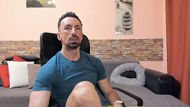 Snapshot of HotHunkTrainer chatting on June 18, 8:25 am HotHunkTrainer online show from June 18, 8:25 am
