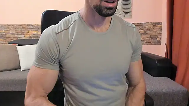 Snapshot of HotHunkTrainer chatting on June 22, 8:22 am HotHunkTrainer online show from June 22, 8:22 am