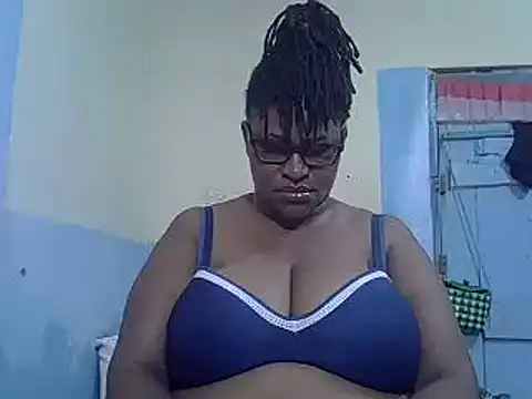 Snapshot of sexy_bigboobss chatting on September 28, 9:36 am sexy bigboobss online show from September 28, 9:36 am