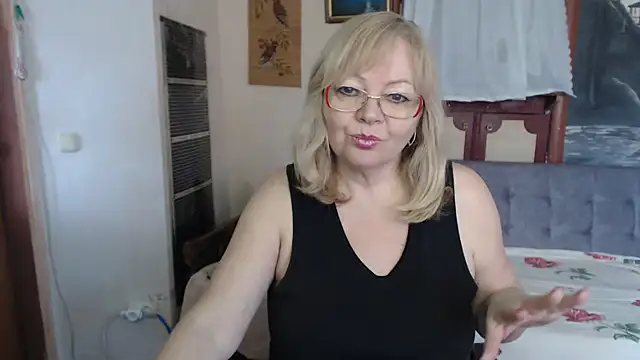 EvelynLoveShy online show from February 9, 8:40 am