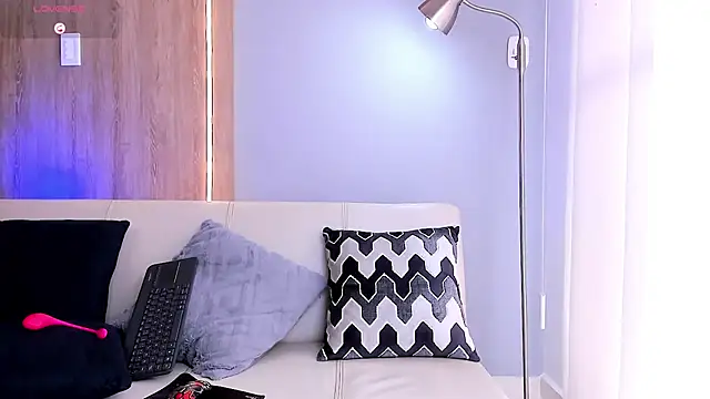 SymonPrince online show from November 30, 6:12 pm