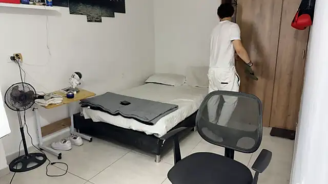 Kisan Smith online show from November 14, 1:37 am