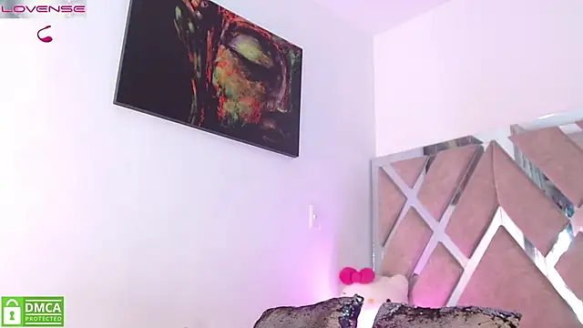 LauryMoons online show from February 4, 12:05 am