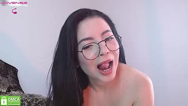 LauryMoons online show from April 6, 10:33 pm