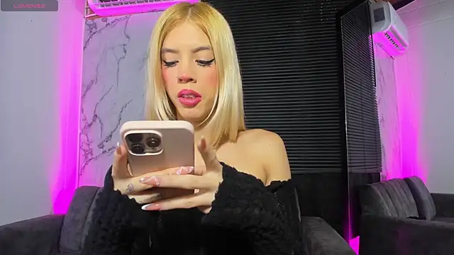 Snapshot of Courtney_gonet chatting on December 17, 12:55 pm Courtney gonet online show from December 17, 12:55 pm