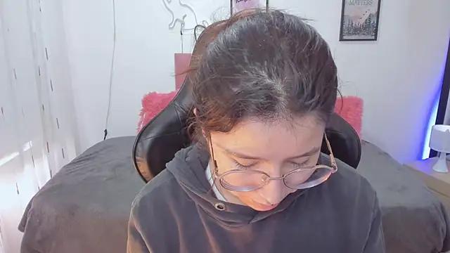 Amy joones online show from November 10, 1:10 pm