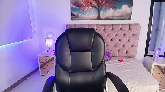 Julianaa Castro  online show from March 25, 11:38 am