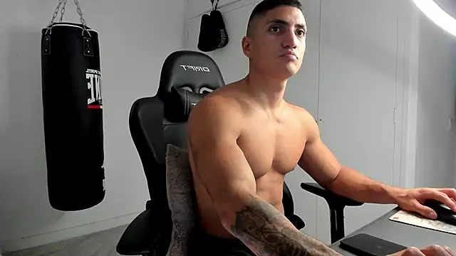 Snapshot of dan01_ chatting on November 6, 1:34 pm dan01 online show from November 6, 1:34 pm