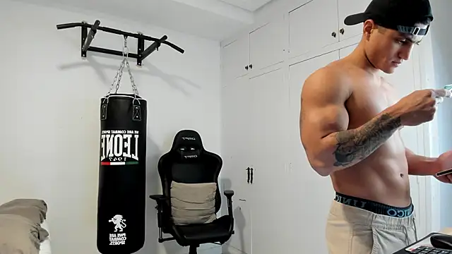 Snapshot of dan01_ chatting on December 15, 1:37 pm dan01 online show from December 15, 1:37 pm