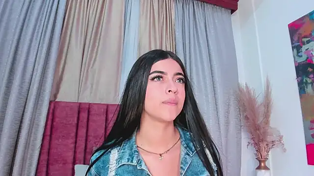 Snapshot of SiennaVidaal chatting on December 5, 6:11 pm SiennaVidaal online show from December 5, 6:11 pm