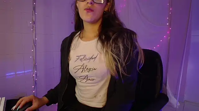 Giia paiige18 online show from September 19, 1:01 pm