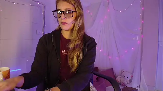 Giia paiige18 online show from November 6, 1:34 pm