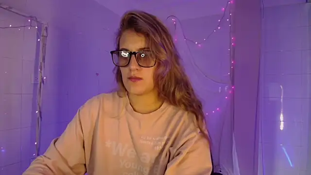 Giia paiige18 online show from December 4, 1:42 pm