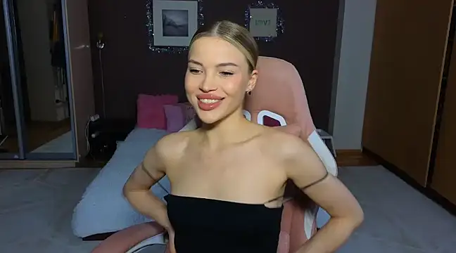 Snapshot of EmmyMills chatting on January 4, 4:43 pm EmmyMills online show from January 4, 4:43 pm