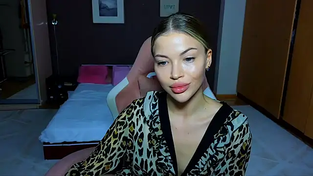 Snapshot of EmmyMills chatting on February 3, 2:25 am EmmyMills online show from February 3, 2:25 am