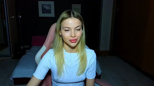 Snapshot of EmmyMills chatting on February 16, 10:21 pm EmmyMills online show from February 16, 10:21 pm