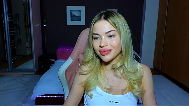 Snapshot of EmmyMills chatting on February 20, 9:42 pm EmmyMills online show from February 20, 9:42 pm