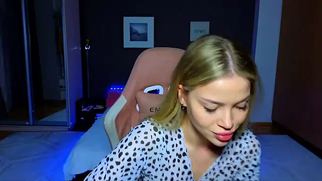 Snapshot of EmmyMills chatting on March 17, 9:34 pm EmmyMills online show from March 17, 9:34 pm