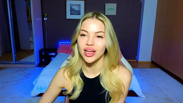Snapshot of EmmyMills chatting on March 22, 6:36 pm EmmyMills online show from March 22, 6:36 pm