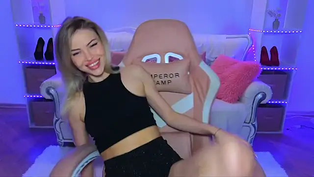 EmmyMills online show from October 17, 9:06 pm