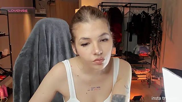 AnnaTrueno online show from October 3, 6:05 pm