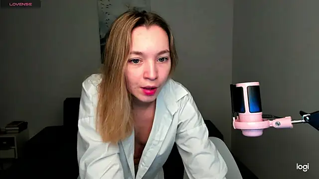 MiaThaine online show from December 8, 1:02 am