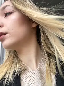 MiaThaine online show from December 9, 12:30 pm