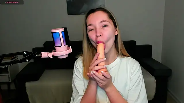 MiaThaine online show from December 19, 2:46 pm