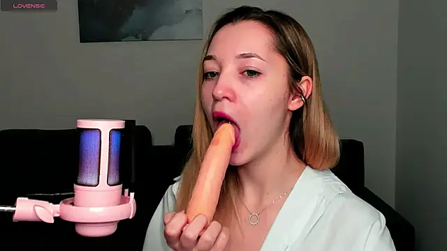 MiaThaine online show from December 30, 8:04 pm