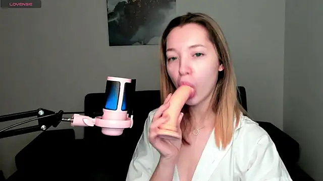 MiaThaine online show from January 10, 1:10 am