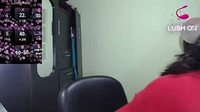 Snapshot of hairyglad69 chatting on October 6, 1:41 pm hairyglad69 online show from October 6, 1:41 pm