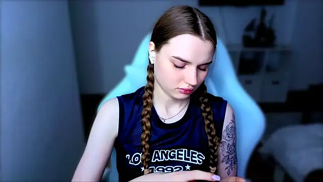 Snapshot of StellaLawless chatting on December 5, 8:27 pm StellaLawless online show from December 5, 8:27 pm