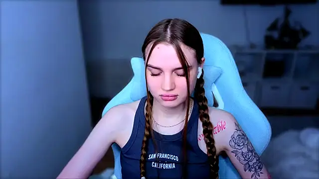 Snapshot of StellaLawless chatting on December 17, 12:33 pm StellaLawless online show from December 17, 12:33 pm