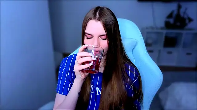 Snapshot of StellaLawless chatting on December 18, 9:21 pm StellaLawless online show from December 18, 9:21 pm