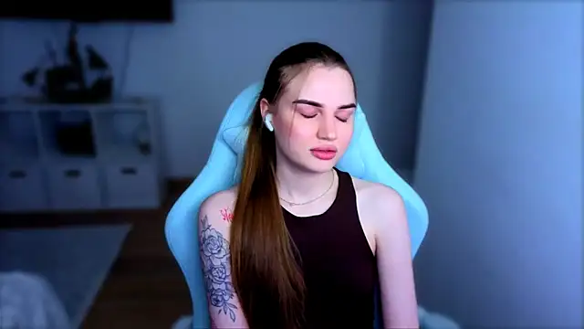 Snapshot of StellaLawless chatting on December 20, 7:43 pm StellaLawless online show from December 20, 7:43 pm