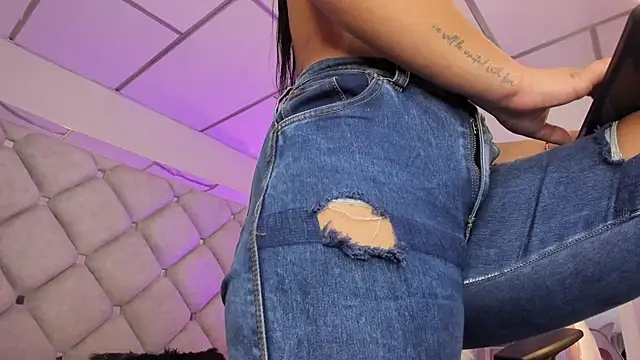 Snapshot of alessiaferry chatting on September 29, 2:55 pm alessiaferry online show from September 29, 2:55 pm