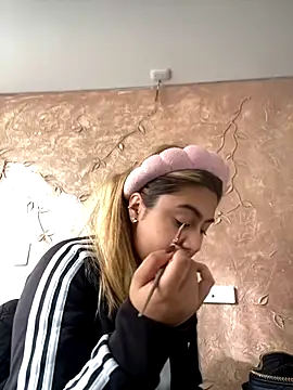 Miabonnett  online show from December 5, 12:25 pm