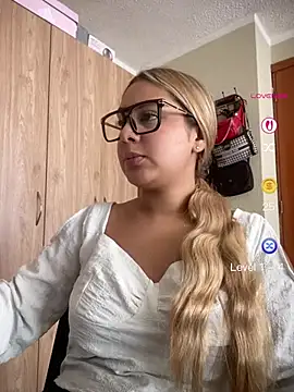Miabonnett  online show from May 8, 3:06 pm