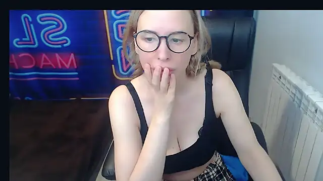 Snapshot of kerakiss877 chatting on January 8, 12:06 am kerakiss877 online show from January 8, 12:06 am