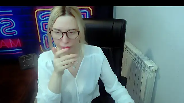 Snapshot of kerakiss877 chatting on February 13, 12:02 am kerakiss877 online show from February 13, 12:02 am